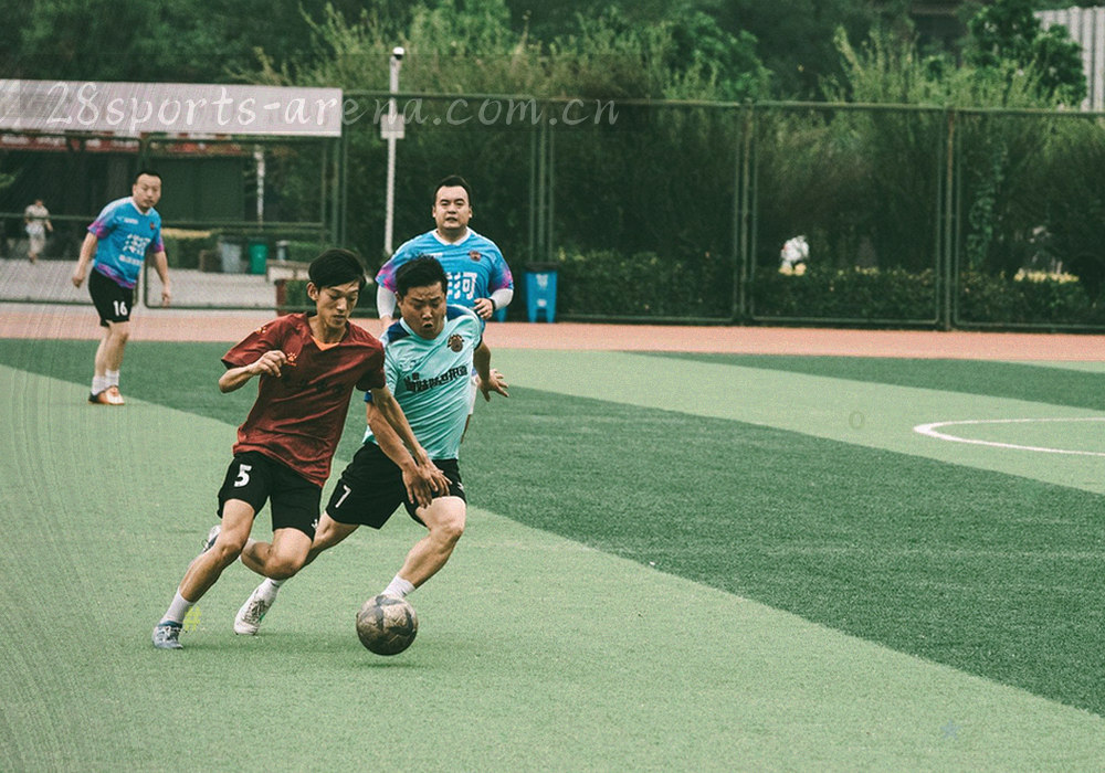 业余赛事场地与球门在傍晚光线下的局部特写